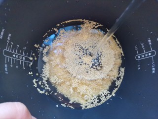 3、银耳小米粥,小米清洗干净