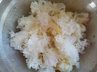 5、银耳小米粥,银耳冷水泡发后撕小朵
