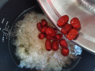 7、银耳小米粥,加入洗干净的红枣