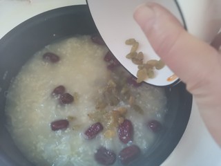 9、银耳小米粥,当煮30分钟时，银耳已经出胶，加入葡萄干继续煮