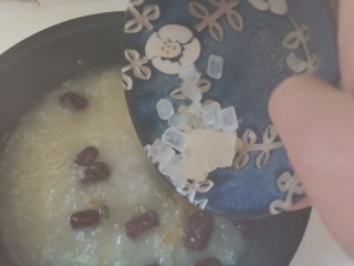 10、银耳小米粥,加入冰糖继续煮15分钟