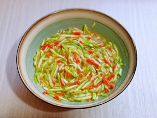 7、快手早餐～西葫芦鸡蛋饼,用筷子充分搅拌均匀。