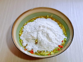 8、快手早餐～西葫芦鸡蛋饼,再加入中筋面粉，搅拌均匀。