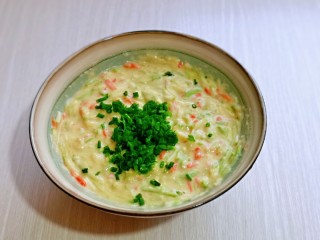 9、快手早餐～西葫芦鸡蛋饼,再加入提前切好的葱花，加入橄榄油。(最好只用葱叶)