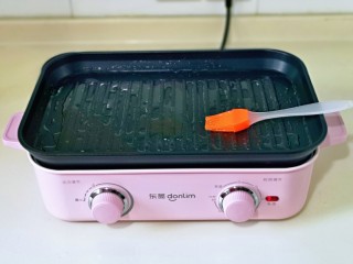 11、快手早餐～西葫芦鸡蛋饼,热锅，煎盘刷上少许油。