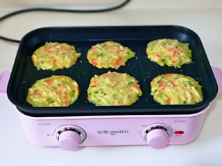 12、快手早餐～西葫芦鸡蛋饼,再用勺子盛入饼糊，一勺一个，稍做整形，做圆就行。