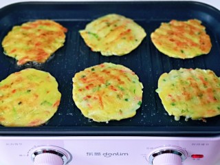 13、快手早餐～西葫芦鸡蛋饼,中小火煎至两面金黄即可出锅。