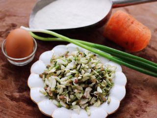 1、槐花胡萝卜鸡蛋饼,首先备齐所有的食材。