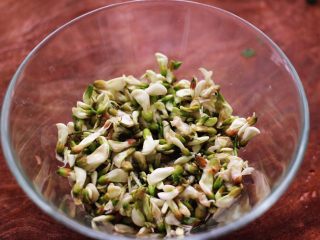 3、槐花胡萝卜鸡蛋饼,槐花洗净沥干水分后，放入一个大一点的碗里。