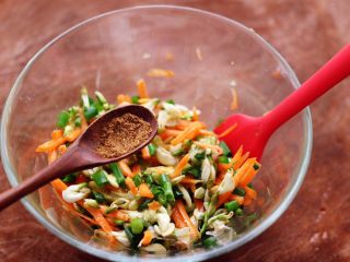 6、槐花胡萝卜鸡蛋饼,先加入花椒粉增加口感。