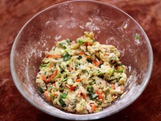 10、槐花胡萝卜鸡蛋饼,把槐花食材和面粉混合均匀，用手试试能捏成团的时候就可以了。