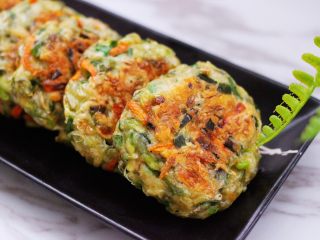 17、槐花胡萝卜鸡蛋饼,香酥可口又营养丰富的槐花饼就出锅咯。