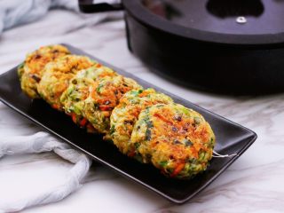 19、槐花胡萝卜鸡蛋饼,好吃到爆，做好后我没忍住，一口气吃了4个。