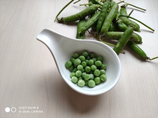 1、火腿豌豆蛋炒饭,新鲜的豌豆剥去皮。