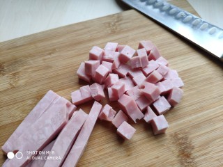 3、火腿豌豆蛋炒饭,火腿切成火腿丁。