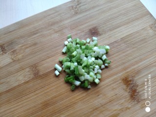 5、火腿豌豆蛋炒饭,小葱切葱末。