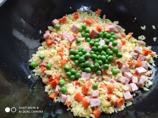11、火腿豌豆蛋炒饭,加入焯好的豌豆。