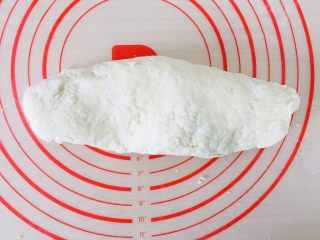 4、小白兔馒头,按压成团。