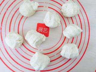 7、小白兔馒头,平均分8份。