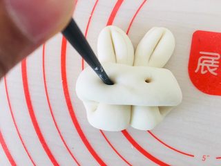 11、小白兔馒头,用筷子戳洞。