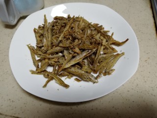 1、青椒小鱼干,准备好小鱼干