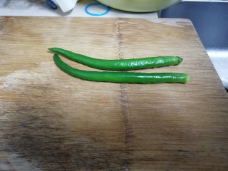 2、青椒小鱼干,青椒洗干净