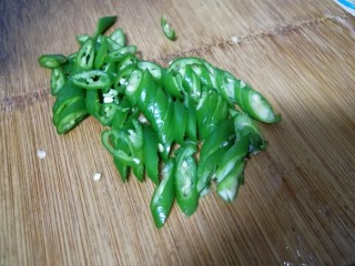 3、青椒小鱼干,切碎