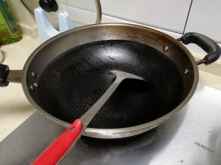 4、青椒小鱼干,锅烧干