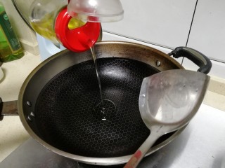 5、青椒小鱼干,放油