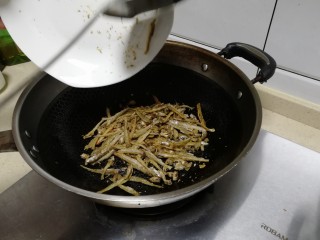 6、青椒小鱼干,放小鱼干