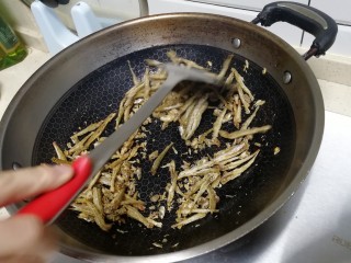 7、青椒小鱼干,翻炒