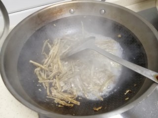 8、青椒小鱼干,加水