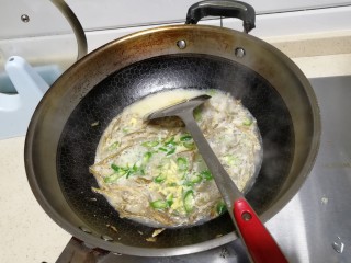 11、青椒小鱼干,放姜末