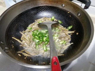 9、青椒小鱼干,放青椒