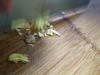 10、青椒小鱼干,姜切末