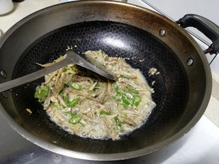 12、青椒小鱼干,放盐，水收干