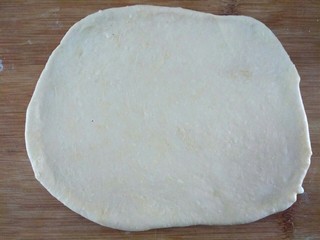 5、炸麻花,揉光滑，一分两份，把面团擀成片儿