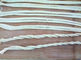 8、炸麻花,拿出两条抻长，朝一个方向搓，上劲儿