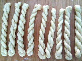 10、炸麻花,做好所有的麻花