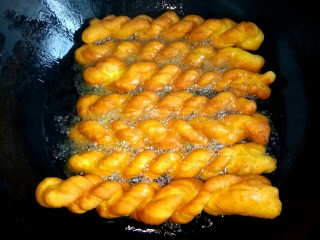 13、炸麻花,四面全部炸至金黄，控油捞出