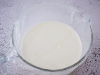 6、可露丽,盖上保鲜膜放入冰箱冷藏24小时以上