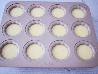 8、可露丽,将面糊倒入模具中，八分满