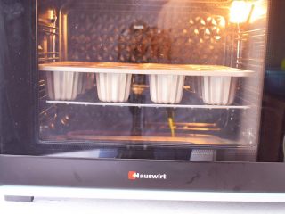 9、可露丽,放入预热好的烤箱，上下火200度，中层烤60分钟后转180度烤20分钟左右