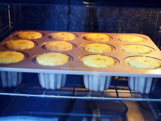 10、可露丽,当烘烤20分钟左右注意观察模具，当面糊高于模具时取出烤盘，轻敲回到模具让面糊回到模具中，一直重复直到面糊不再高出模具即可