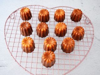 11、可露丽,烘烤完成后，马上将可露丽脱模，放晾架上冷却