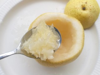 4、冰糖银耳雪梨羹,放入提前泡好的银耳。