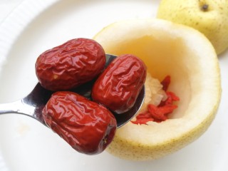 6、冰糖银耳雪梨羹,红枣。