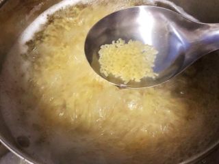 1、番茄鸡蛋拌意面,水烧开下入意面大火煮至意面没有硬心熟透但不能软烂噢