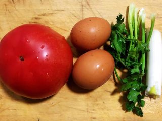 2、番茄鸡蛋拌意面,准备原材料番茄、鸡蛋、葱、姜备用