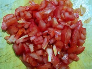 3、番茄鸡蛋拌意面,番茄洗净切成小块